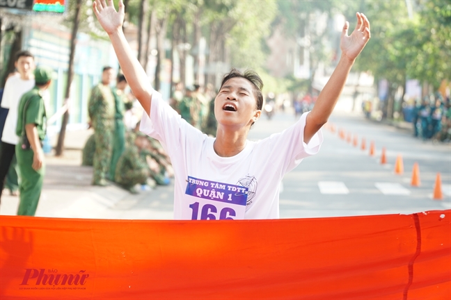 Hang ngan nguoi tham gia chay viet da keu goi giu gin bien dao que huong