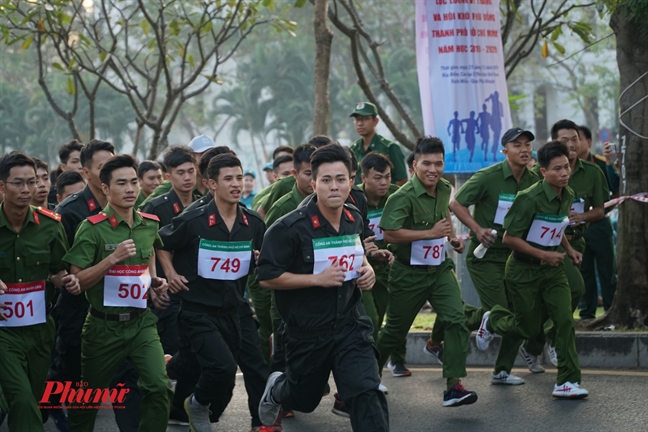 Hang ngan nguoi tham gia chay viet da keu goi giu gin bien dao que huong