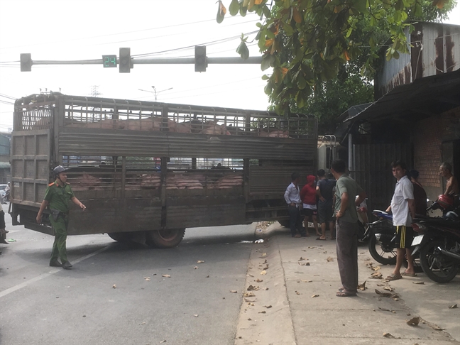 Xe mat lai lao vao nha dan tren quoc lo 13, giao thong ket cung