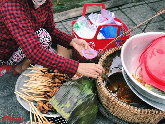 Ngoi le duong an thit nuong, trai nghiem am thuc khong nen bo lo o Hoi An