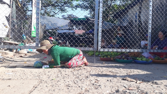 Khu cho la lung, tieu thuong phai bo lan loc de vao buon ban