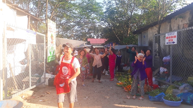 Khu cho la lung, tieu thuong phai bo lan loc de vao buon ban