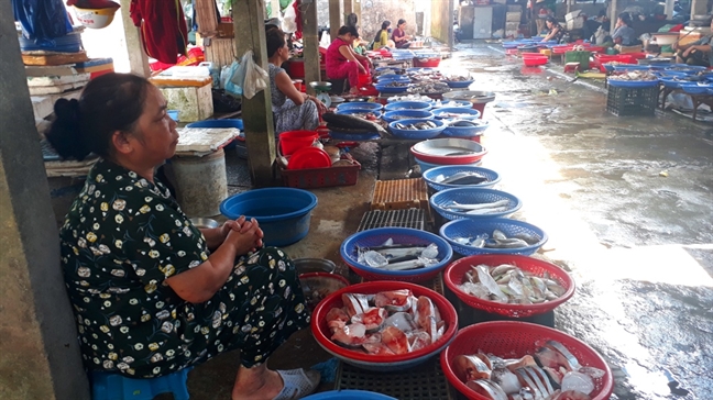 Khu cho la lung, tieu thuong phai bo lan loc de vao buon ban