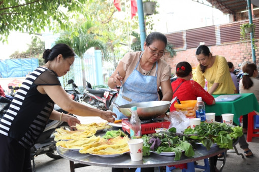 Mời nhau một bữa bánh xèo