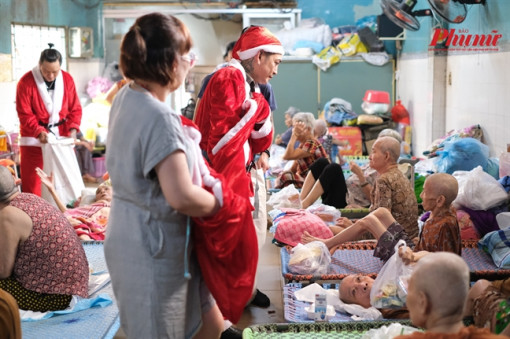 'ông già Noel xăm trổ'