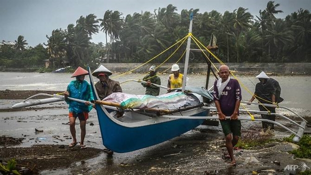 Bao Phanfone ap vao Philippines ngay dem Giang sinh khien nhieu nguoi phai roi nha cua