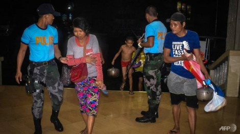 Bão Phanfone ập vào Philippines ngay đêm Giáng sinh khiến nhiều người phải rời nhà cửa