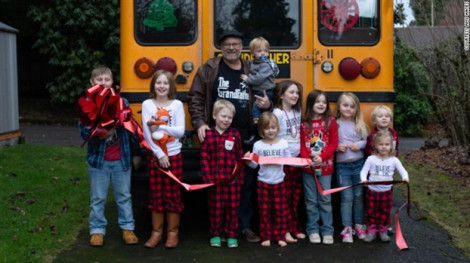 Món quà Giáng sinh của ông là chiếc xe buýt chở 10 cháu đi học hàng ngày