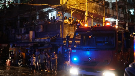 Cháy lớn sát chung cư Ấn Quang, cư dân hốt hoảng tháo chạy