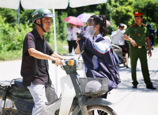 Nguy hiểm như ông bà đưa đón cháu đi học