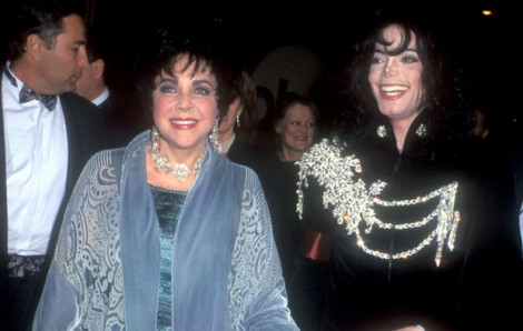 Tự ý thu gọn tay áo khoác của Michael Jackson, vợ chồng Kim Kardashian bị chỉ trích