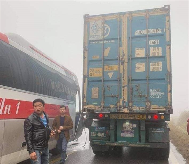 Xe container cuu xe khach mat phanh tren duong di Moc Chau