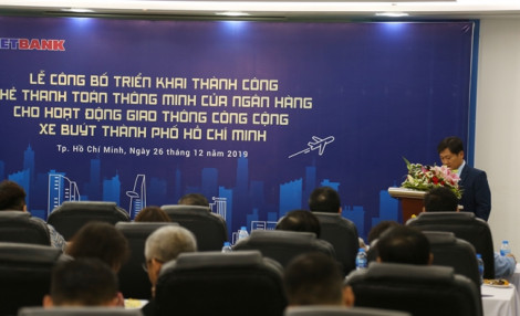 TP.HCM: Người dân đi xe buýt có thể thanh toán bằng thẻ thông minh không tiếp xúc của Vietbank