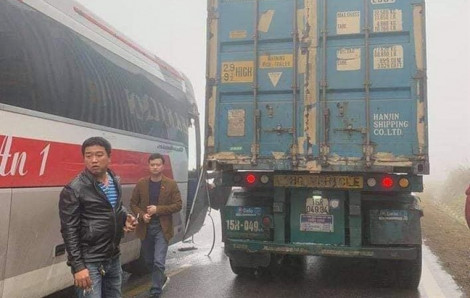 Xe container cứu xe khách mất phanh trên đường đi Mộc Châu