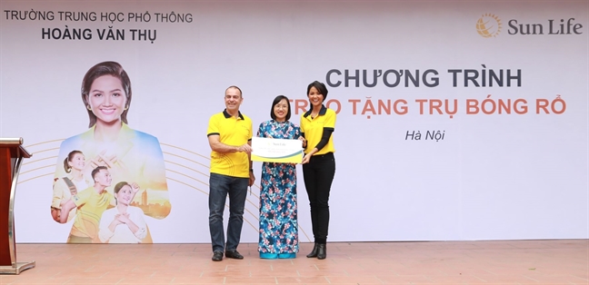 Sun Life trao tang 110 tru bong ro va 550 qua bong ro cho 81 truong hoc tren ca nuoc