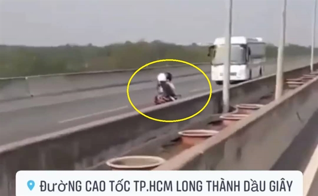 Doi nam nu lao xe may nguoc chieu tren cao toc TPHCM - Long Thanh - Dau Giay