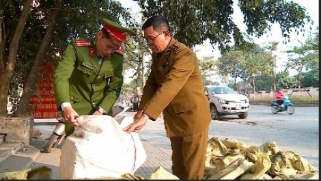 Hơn 1 tấn bánh kẹo Trung Quốc và thịt ngỗng xông khói bị thu giữ