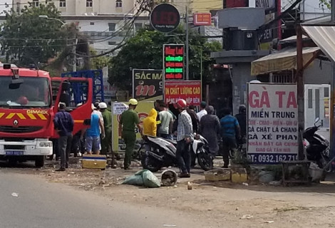 Ngáo đá đánh đập vợ con, 2 tay cầm 2 dao thách thức công an