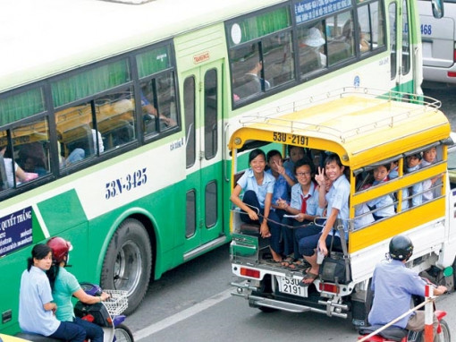 Trẻ em nghêu ngao nhạc yêu đương, thất tình: Phụ huynh tặc lưỡi cho qua