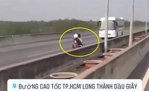 Đôi nam nữ lao xe máy ngược chiều trên cao tốc TPHCM - Long Thành - Dầu Giây