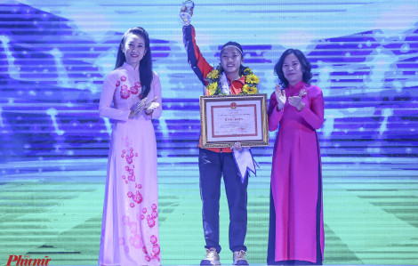 Đội trưởng đội tuyển bóng đá nữ Việt Nam Huỳnh Như xúc động khi được gọi tên
