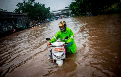 Mưa lũ vào ngày đầu năm mới khiến 21 người thiệt mạng ở Jakarta, Indonesia