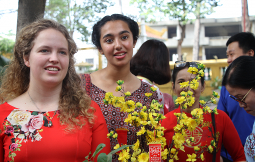 Hàng trăm người nước ngoài diện áo dài hòa nhập không khí tết cổ truyền Việt Nam