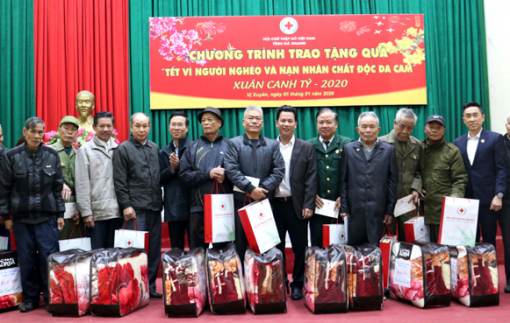 Trưởng Ban Tuyên giáo Trung ương tặng quà Tết hộ nghèo, gia đình chính sách