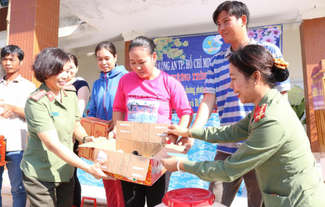 Chở yêu thương về miền gió bụi