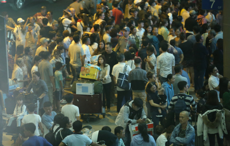 Sân bay Tân Sơn Nhất đề nghị hạn chế đông người đưa tiễn người thân