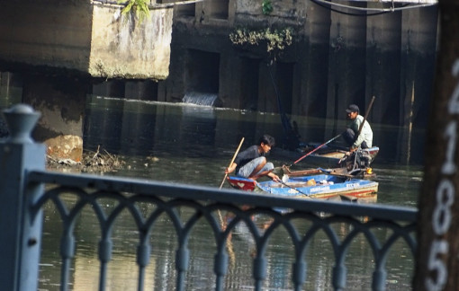 Kênh Nhiêu Lộc - Thị Nghè bất ngờ trơ đáy, nhiều đối tượng bắt cá bằng xung điện hoành hành