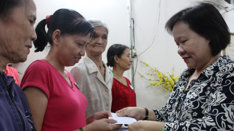 Báo Phụ Nữ TPHCM trao tặng 560 phần quà tết đến người nghèo