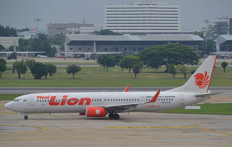 Cơ trưởng Thai Lion Air tạt đầu máy bay Vietnam Airlines tại Nội Bài