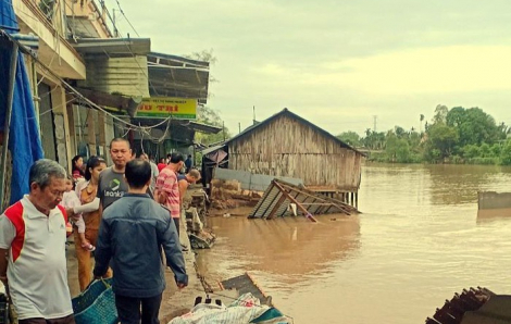 Sạt lở làm 3 căn nhà, 4 người bị cuốn xuống sông Rạch Vọp