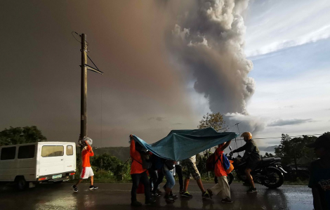 Núi lửa phun trào sát thủ đô Philippines, hơn 6.000 người sơ tán khẩn cấp