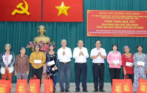 Phó Thủ tướng Thường trực Trương Hòa Bình trao quà tết cho đồng bào dân tộc Chăm TPHCM