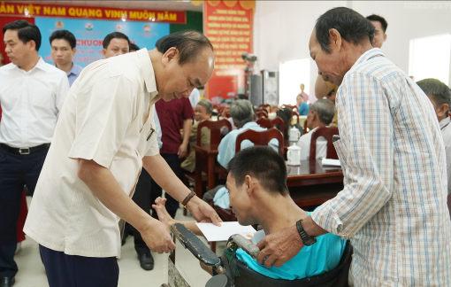 Thủ tướng Nguyễn Xuân Phúc thăm và tặng quà Tết người nghèo, nạn nhân chất độc da cam tỉnh Vĩnh Long