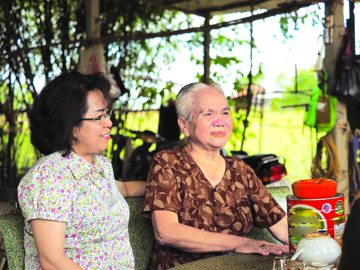 Hơn 50 năm sau, tại Suối Sâu, Tây Ninh, bà Út Cấn gặp lại đứa con gái của người đồng đội đã hy sinh - ẢNH: ÁI MỸ