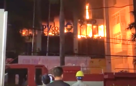 Cháy lớn ở tòa nhà dầu khí, 9 người thương vong