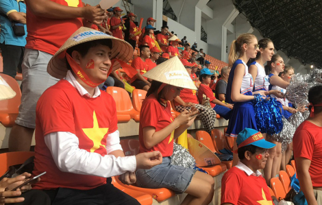 Ông chủ khóa tặng 100 suất sang Thái Lan cổ vũ Việt Nam trận chung kết