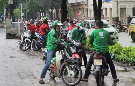 Grab, GoViet, Be đồng loạt tăng phụ phí những ngày tết