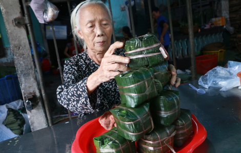 Hương bánh chưng đã tỏa khắp phố Nhật Lệ