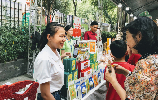 Đặc sản vùng miền đổ về phiên chợ Sài Gòn ngày cận Tết