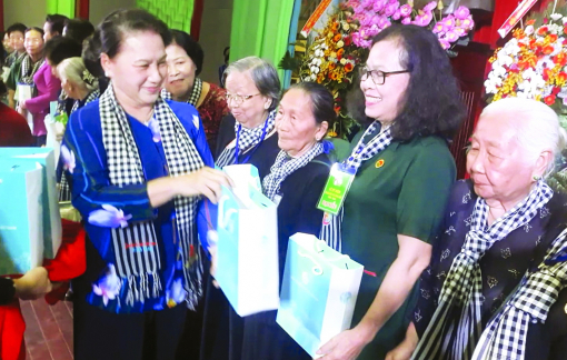 Đồng khởi xuân về, thương dài mái tóc
