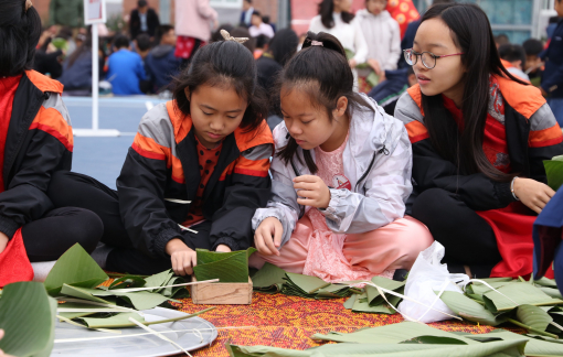 Học sinh gói bánh chưng để hiểu hơn về tết cổ truyền