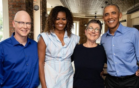 Cựu Tổng thống Obama mừng sinh nhật vợ gây bão mạng xã hội