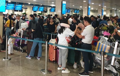 Sân bay Tân Sơn Nhất chen chúc người chờ về quê ngày 24 Tết