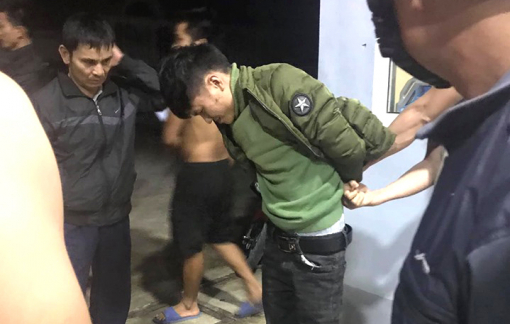 Xông vào cây xăng dùng dao khống chế nhân viên cướp tiền