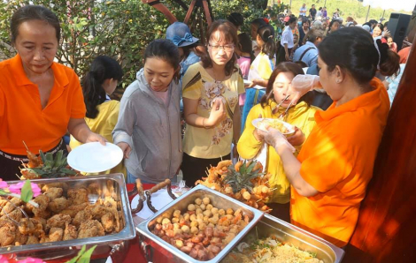 Ăn buffet miễn phí và nhận nồi thịt kho tàu