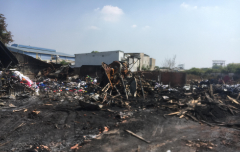 Bãi tập kết chất thải nguy hại trong khu dân cư bốc cháy dữ dội